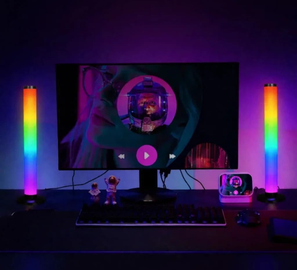 โคมไฟตั้งโต๊ะ RGB หมุนได้ 360 องศา ตอบสนองต่อเสียง ควบคุมผ่านแอปและรีโมท